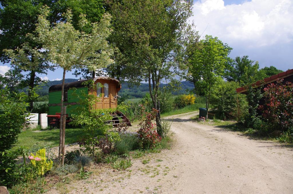 Les Roulottes Et Cabanes Du Livradois Guest House Cunlhat Exterior foto