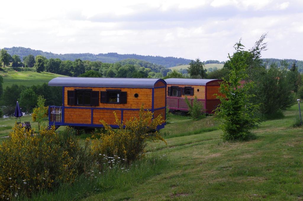 Les Roulottes Et Cabanes Du Livradois Guest House Cunlhat Exterior foto